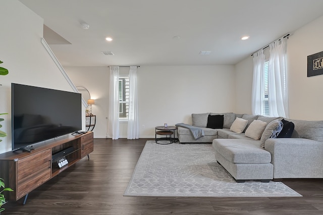 living area featuring recessed lighting, baseboards, dark wood finished floors, and visible vents