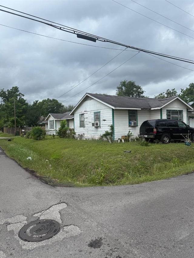 single story home with a front yard