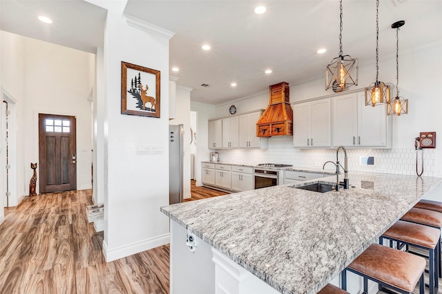 6006 Henry Hamlet Dr, Conroe, TX 77304 - kitchen featuring ornamental molding, custom exhaust hood, a kitchen breakfast bar, a peninsula, and baseboards