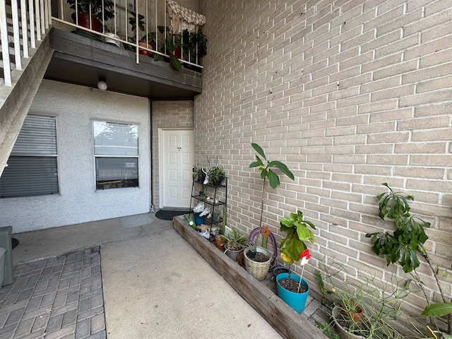 2011 Spenwick Dr Unit 511, Houston, TX 77055 - view of exterior entry with brick siding and a balcony