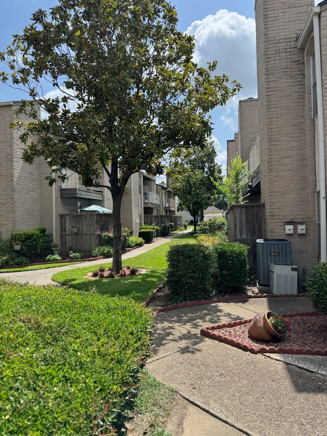 2011 Spenwick Dr Unit 511, Houston, TX 77055 - view of green lawn with central AC unit and a residential view