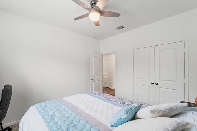 bedroom featuring a ceiling fan, baseboards, visible vents, and a closet