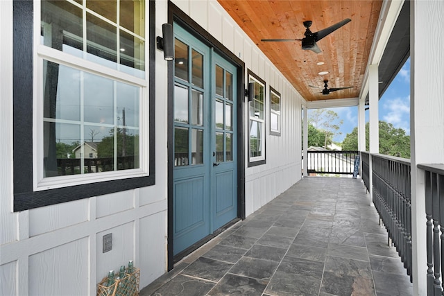 balcony featuring a ceiling fan