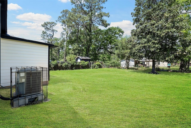 7817 Woodlyn Rd, Houston, TX 77028 - view of yard featuring central AC unit