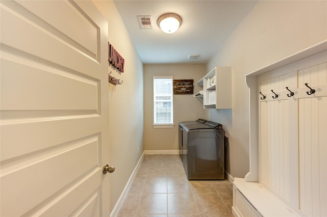 mudroom with light tile patterned floors, baseboards, visible vents, and washer and dryer