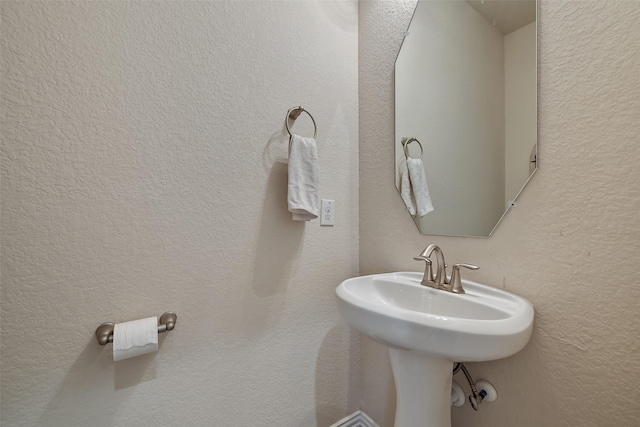 bathroom featuring a sink