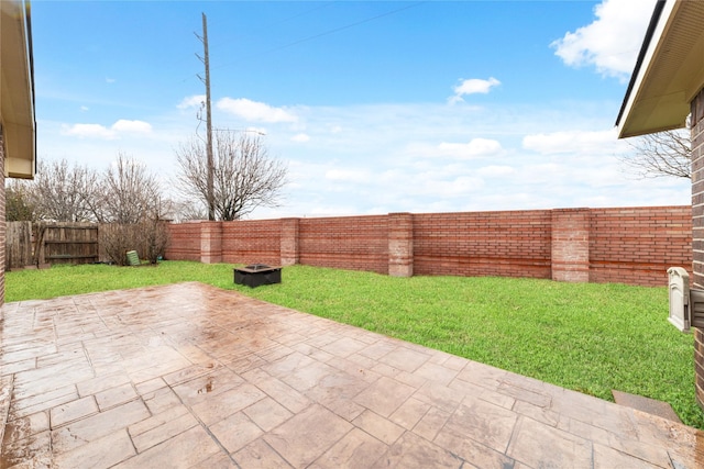 view of patio featuring a fenced backyard