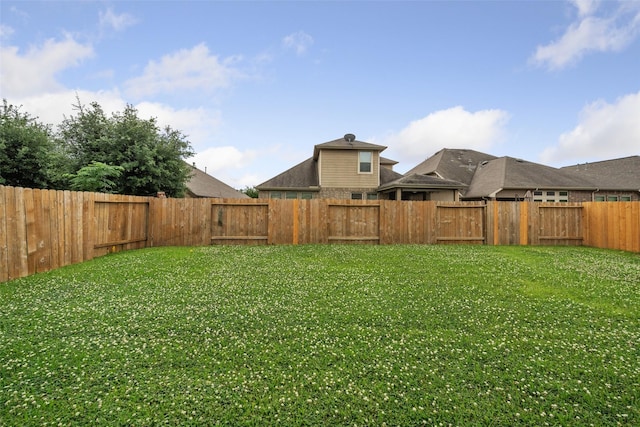 view of yard featuring a fenced backyard