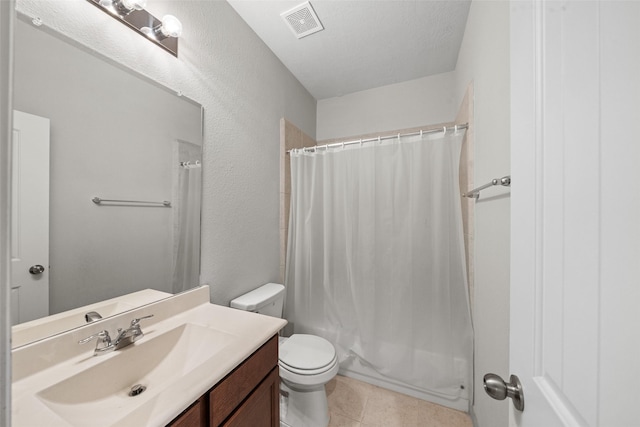 bathroom featuring vanity, visible vents, a textured wall, toilet, and shower / tub combo