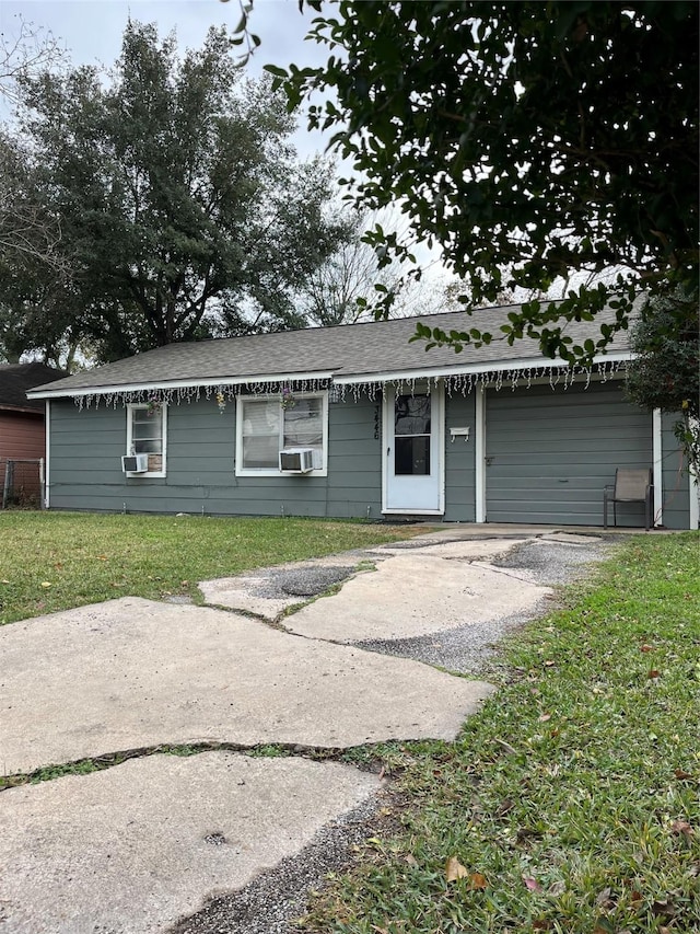ranch-style house with gravel driveway, cooling unit, a front lawn, and a garage