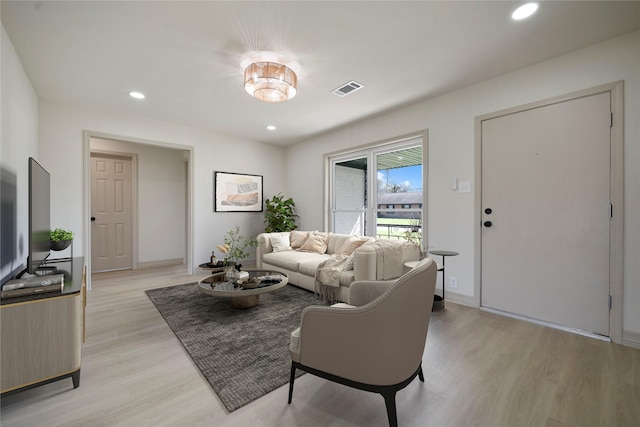 living area with visible vents, recessed lighting, light wood-style flooring, and baseboards