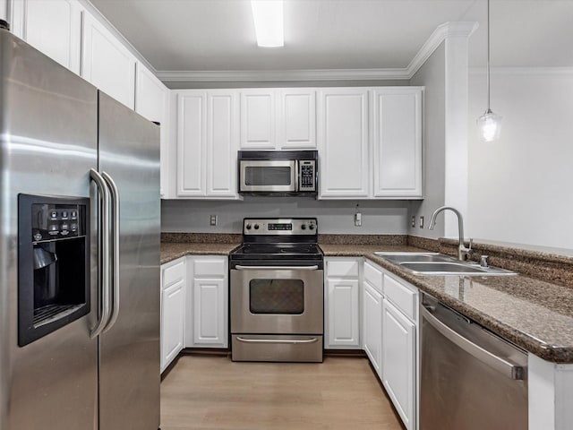 9200 Westheimer Rd Unit 1111, Houston, TX 77063 - kitchen with stainless steel appliances, a sink, a peninsula, light wood-style floors, and white cabinets
