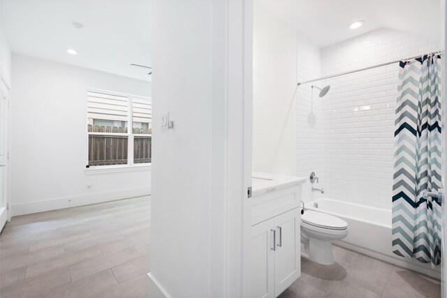 full bathroom featuring shower / bath combination with curtain, vanity, baseboards, toilet, and recessed lighting