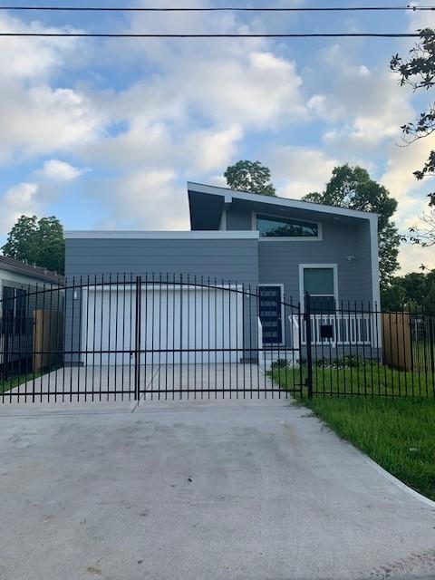 1019 E 37th St, Houston, TX 77022 - view of gate with a fenced front yard