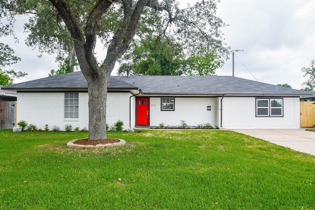 ranch-style home featuring fence, a front lawn, and brick siding