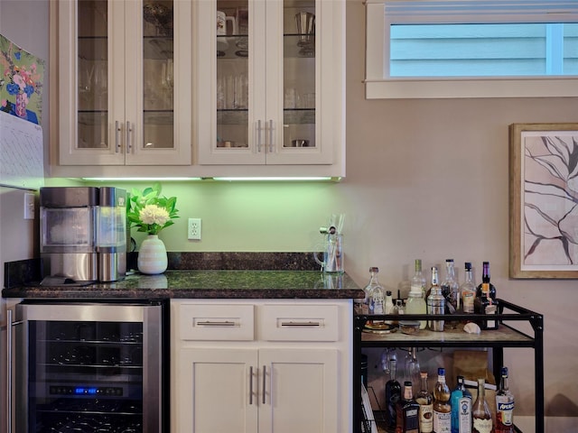 228 E Woodland St, Houston, TX 77009 - bar with a dry bar and beverage cooler