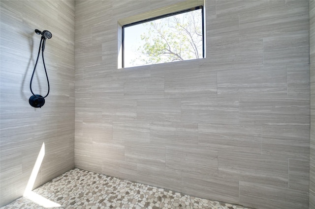 2420 Sumpter St, Houston, TX 77026 - bathroom featuring tiled shower