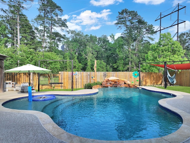 view of pool featuring a fenced in pool, a patio, a jacuzzi, and a fenced backyard