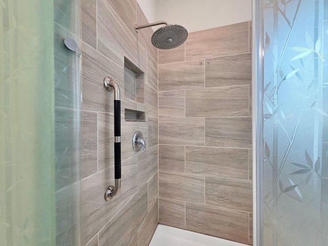 full bathroom featuring tiled shower