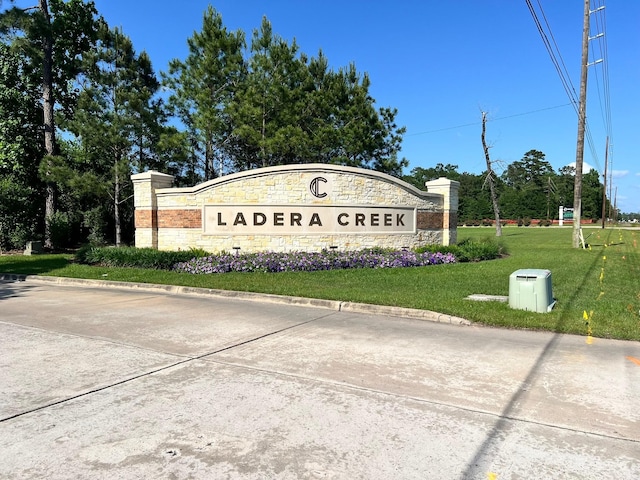 community sign with a lawn