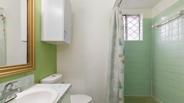 full bath with vanity, toilet, and a shower with curtain