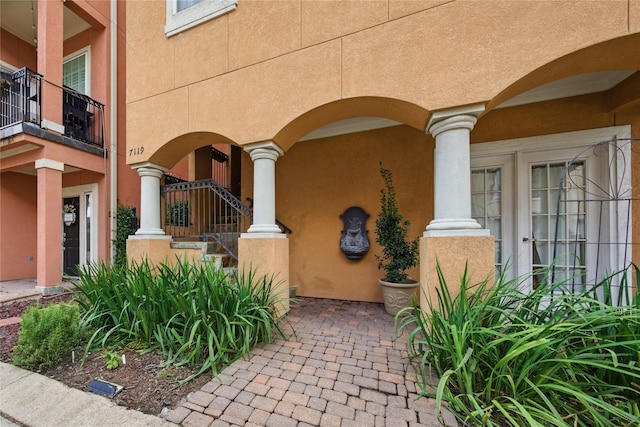 view of exterior entry with stucco siding