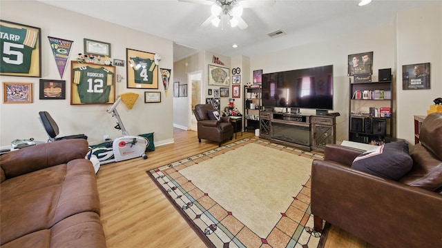 living room featuring a ceiling fan, baseboards, recessed lighting, wood finished floors, and visible vents