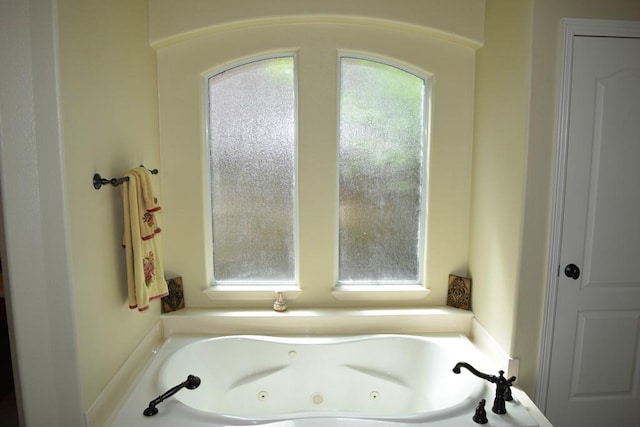 8807 Stowe Creek Ln, Missouri City, TX 77459 - bathroom with a jetted tub