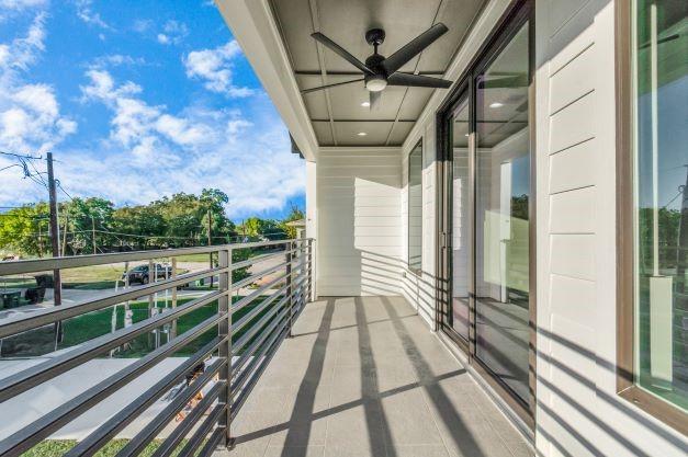 balcony featuring ceiling fan