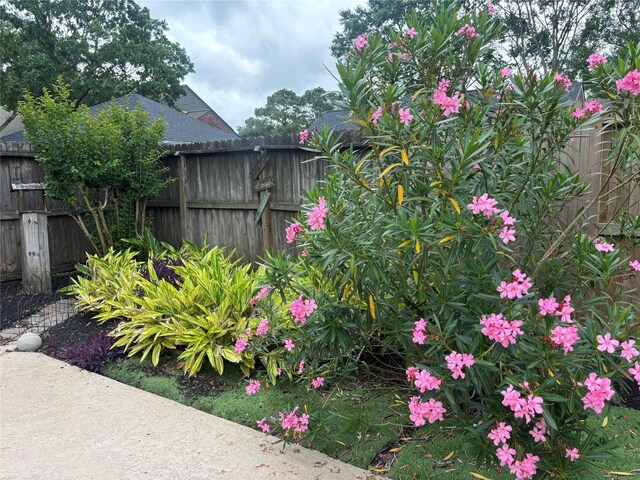 2021 Caravel Dr, League City, TX 77573 - view of yard with fence