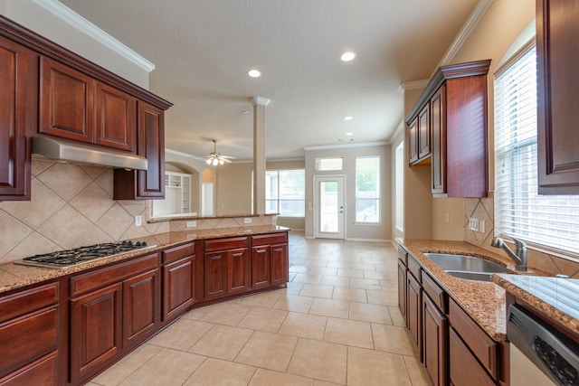 kitchen featuring a sink, backsplash, stainless steel gas stovetop, under cabinet range hood, and dishwashing machine