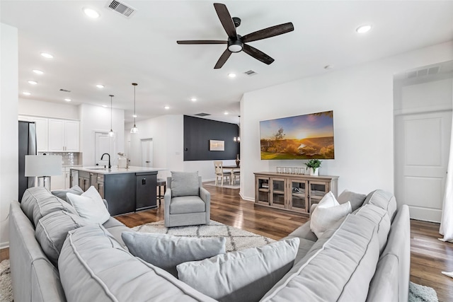 living area with ceiling fan, dark wood-style flooring, recessed lighting, and visible vents