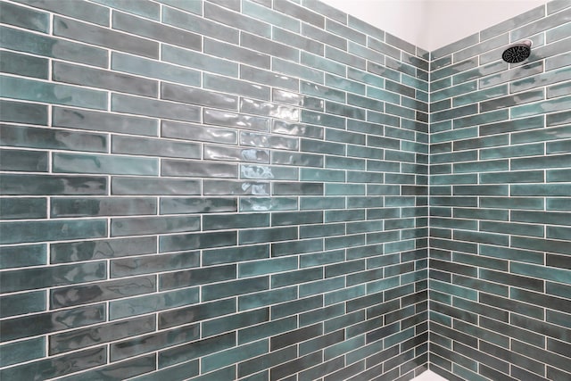 details featuring tiled shower