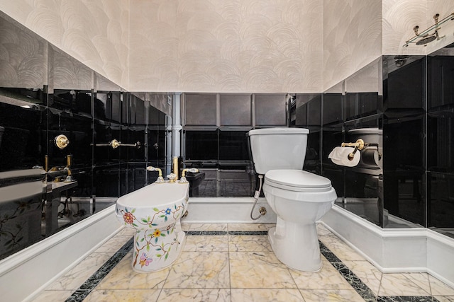 7415 Naremore Dr, Spring, TX 77379 - full bath featuring a tub, toilet, wallpapered walls, and marble finish floor