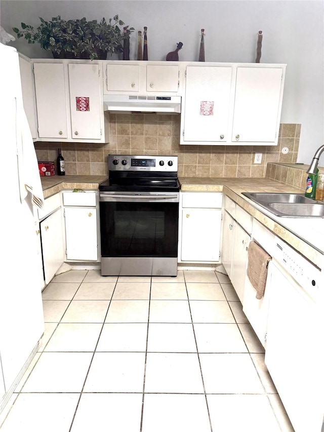 12606 Newbrook Dr, Houston, TX 77072 - kitchen featuring a sink, tasteful backsplash, under cabinet range hood, and white appliances