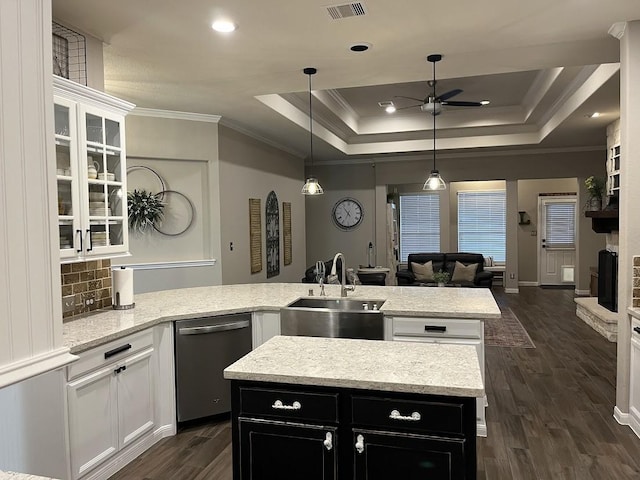kitchen featuring crown molding, ceiling fan, a sink, dark cabinets, and stainless steel dishwasher