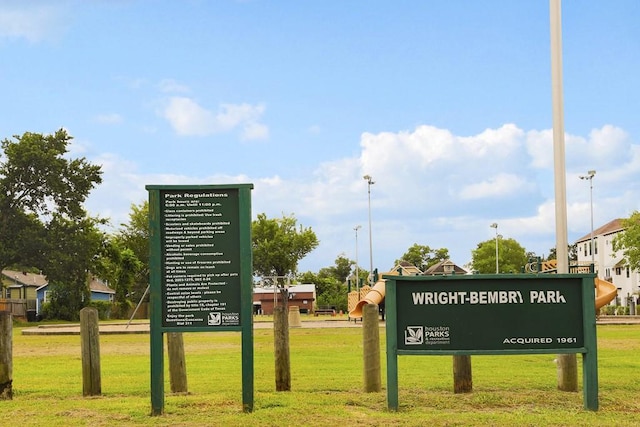 community sign with a yard