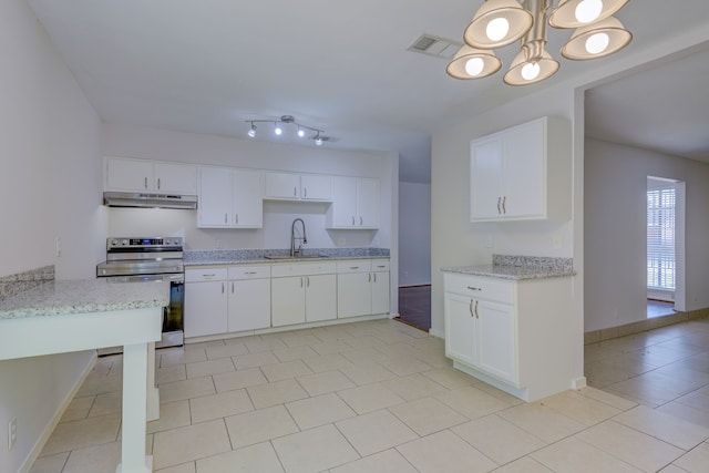 kitchen with visible vents, a sink, electric stove, a notable chandelier, and white cabinetry