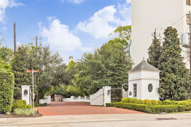 56 Audubon Hollow Ln, Houston, TX 77027 - surrounding community featuring fence