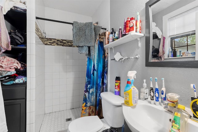 925 New Laredo Hwy, San Antonio, TX 78211 - full bathroom featuring toilet, a textured wall, and a tile shower
