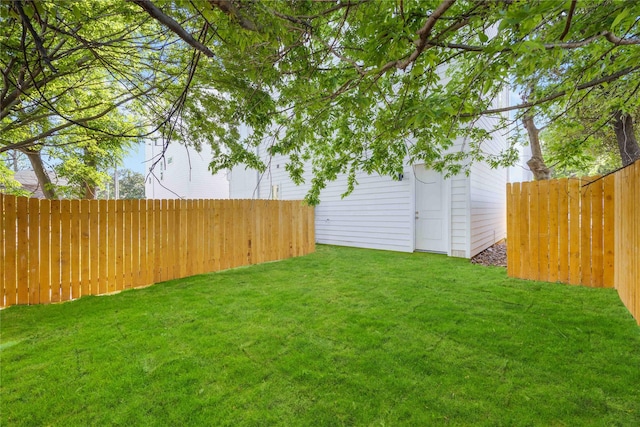 view of yard featuring a fenced backyard