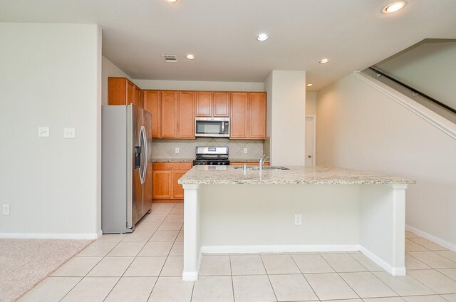 kitchen featuring visible vents, tasteful backsplash, stainless steel appliances, recessed lighting, and an island with sink