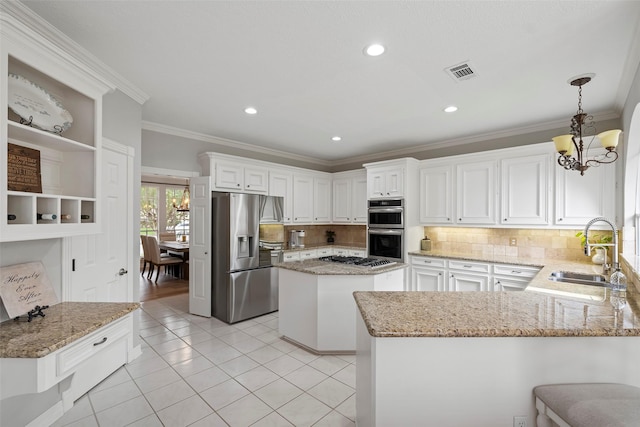 kitchen featuring crown molding, an inviting chandelier, a sink, stainless steel appliances, and visible vents