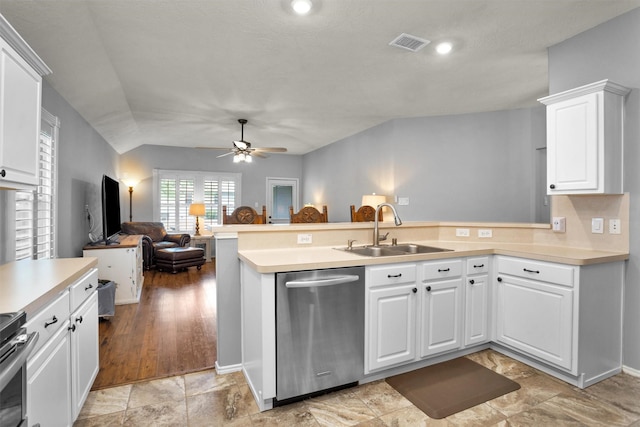 kitchen with visible vents, appliances with stainless steel finishes, a sink, a peninsula, and open floor plan