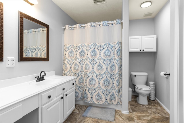 full bathroom with toilet, visible vents, curtained shower, and vanity