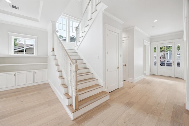 stairs featuring wood finished floors, healthy amount of natural light, crown molding, recessed lighting, and baseboards