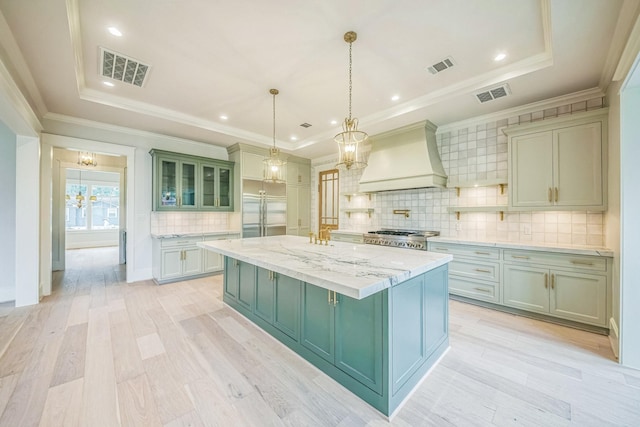 5518 Schumacher Ln, Houston, TX 77056 - kitchen with a chandelier, a raised ceiling, custom range hood, decorative backsplash, and crown molding