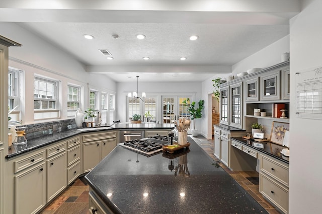 kitchen featuring a sink, plenty of natural light, gray cabinets, and visible vents