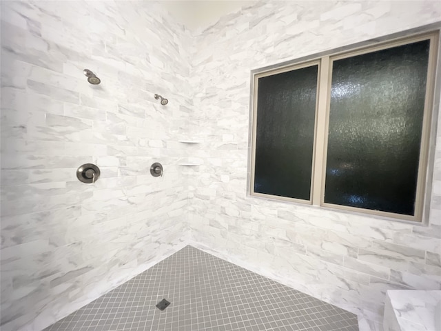 full bathroom featuring a tile shower