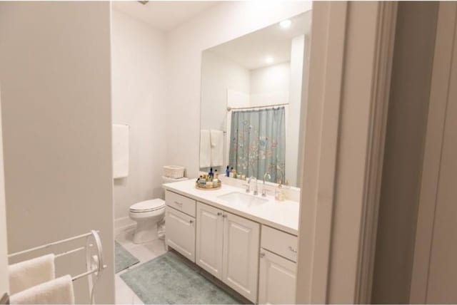 bathroom featuring toilet, recessed lighting, curtained shower, and vanity